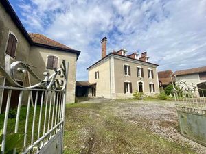 Sous Offre - Ancienne ferme imposante au cœur d'un charmant village