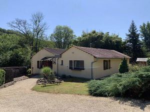 Maison de plain-pied avec des lacs de pêche bien approvisionnés et de magnifiques jardins 