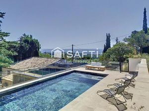 Maison de Caractère en Pleine Nature sur 6500 m² à 3 minutes de l'hyper centre.