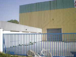 A vendre bâtiment industriel 1300 m2 parking privé et fermé 672 m2