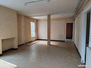St Julien en Born local commercial ou bureaux 80m² sur 150m² 95 000