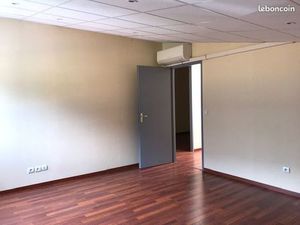 Location bureaux climatisés 5 pièces 690 Euros 82 M2