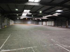 Local industriel 2 024 m²
