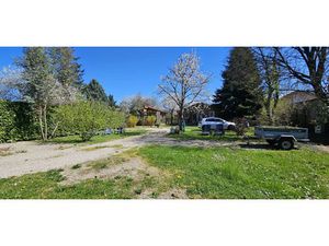 Terrain constructible d'environ 1 000m2 avec 2 gîtes