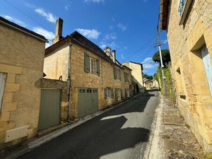 24150 Authentique maison de village  avec garage et jardin  proche de toutes commodités