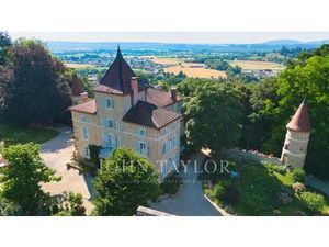 Vaste propriété de plus de 780 m² avec dépendances