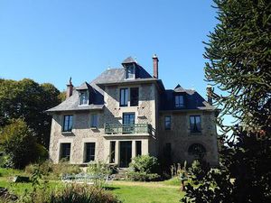 Manoir XXe avec dépendances XVe  XVIIIe sur 33ha 54a 95ca
