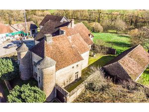 Vente château 7 pièces 300 m² à Etrabonne (25170)  700 000 €
