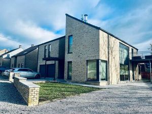 SPACIEUX ET LUMINEUX APPARTEMENT REZ 2 CHAMBRES + TERRASSES