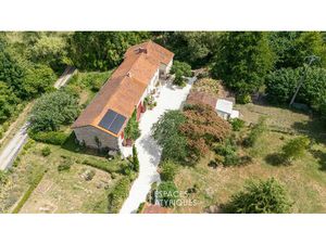 Maison de caractère du XVe  avec grand étang pittoresque