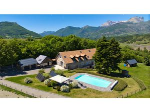 Ancien corps de ferme entièrement rénové