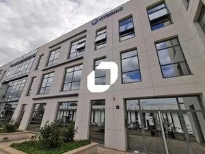 A LOUER  BUREAUX DE STANDING SITUES AU PIED DU RER C