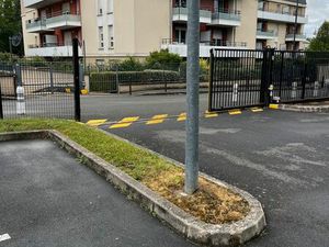 À LOUER : Grande place de parking extérieure  sécurisée – Idéale pour départs à l’aéroport