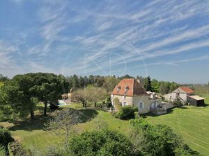 Manoir historique 14ème siècle avec écuries et manège