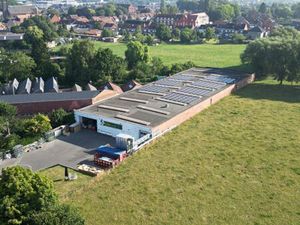 Entrepôt de 2000m2 avec parkings à Herseaux!