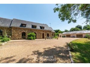 Maison en pierre avec étang et dépendances - Deux hectares