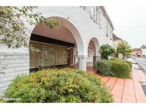 Immeuble avec local commercial ARZACQ