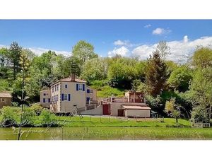 Propriété de charme en bord de rivière  avec activité de gîte proche des HERBIERS (85)