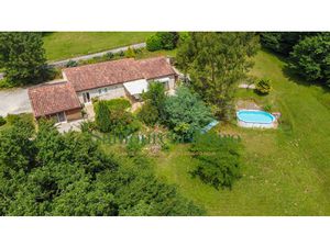 À 18 km à l'ouest de Sarlat et 3km de St Cyprien