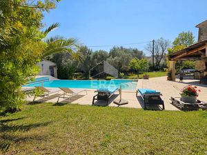 Maison 8 pièces 260 m² à vendre / acheter lançon-provence 13680 ? | ERA Immobilier