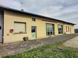 ENSEMBLE IMMOBILIER COMPOSÉ DE PLUSIEURS BATIMENTS