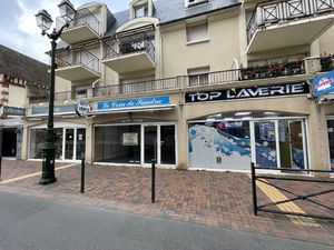 Au coeur de Cabourg dans secteur prisé local commercial