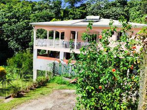 Maison T4  3 niveaux à Schoelcher  grand terrain de 2173 m2  fort potentiel