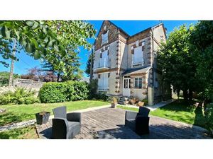 Charmante Maison en Pierres Meulières à Beaugency : Authenticité et Élégance