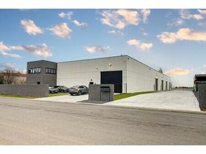Entrepôt neuf de 300m². Libre le 1er novembre 2025 (possibil