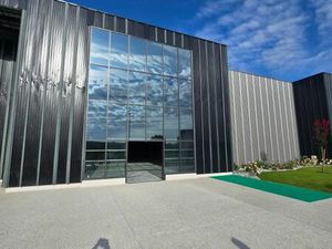 Local commercial 2 242 m²