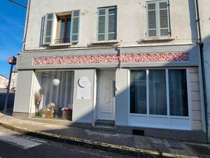 Local commercial 30m² à deux pas du château  425 / mois