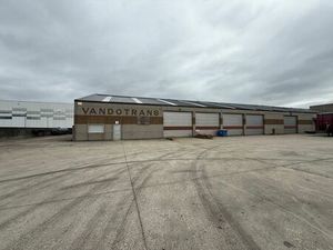 Magazijn nabij de N44 en E40