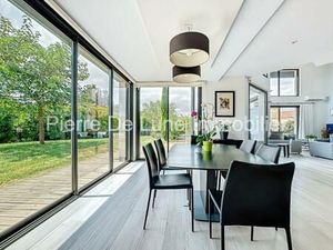 Maison contemporaine  lumière  confort et volumes rares