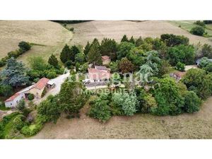 Propriété rénovée avec dépendances et bois