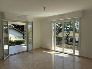 Location appartement 4 pièces 103 m² à Lescar (64230)