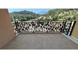 DEUX PIECES AVEC TERRASSE