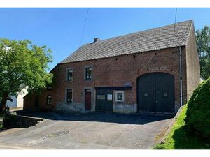 Charmante bâtisse sise au calme sur 16a.