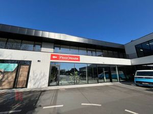 351 m² showroom/kantoor op absolute toplocatie nabij de R4