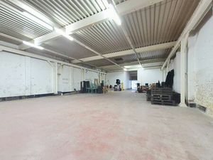 Entrepôt spacieux (environ 573 m²) à proximité des autoroute