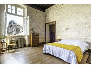 Demeure de ville et village