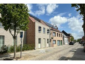 Nieuwbouwwoning met vier slaapkamers  terras en tuin