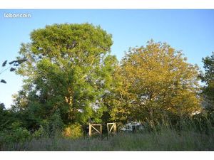 Terrain constructible 400 m2 avec un très grand jardin entre ville et campagne