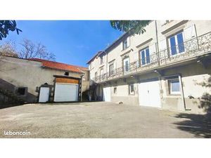 Très bel ensemble type Longère fort potentiel avec cour  garages et dépendances  sur Nohan