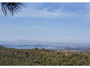 Location meublée maison 4 pièces 60 m² à La Londe-les-Maures (83250)  1 400 €