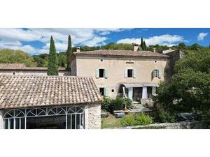 Propriété avec piscine et jardin Lussan (30)