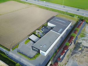 Commercieel te huur in Kruisem met 4 slaapkamers