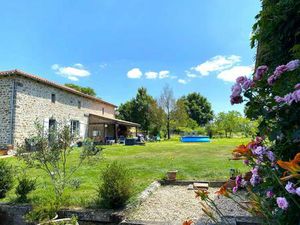 Jolie maison de campagne avec un grand jardin et de belles dépendances