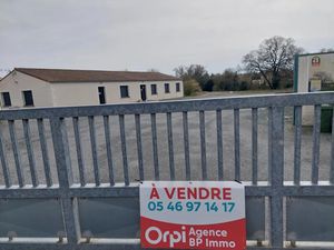 Vente locaux professionnels 1100 m² à Saint-Porchaire (17250)  422 000 €