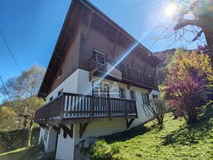 Maison spacieuse à vendre à Cauterets - 5 chambres et jardin!