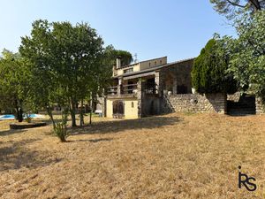 Au milieu d'un terrain arboré de 4350 m2  une maison de 107